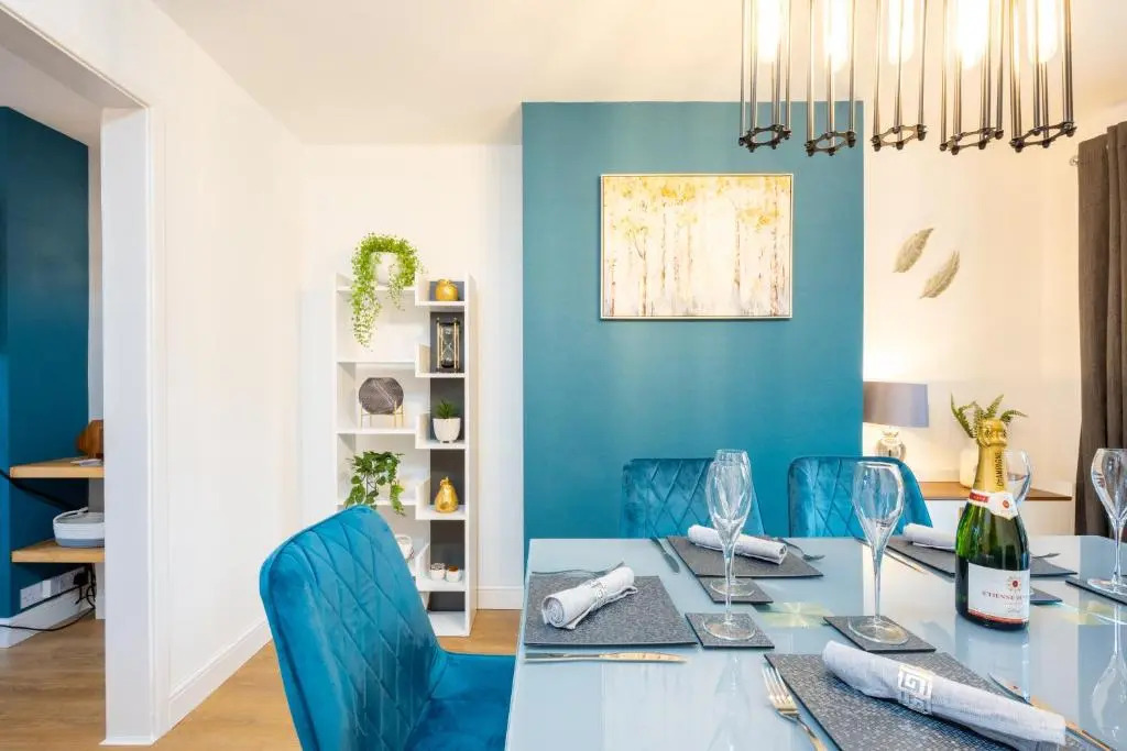 Treetops House -Luxury modern 4-bed, sleeps 10 -Solihull, JLR, NEC, Resorts World, Birmingham Airport, HS2