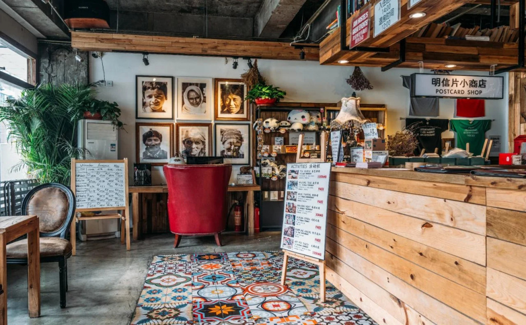 SONDERIA Lazybones Hostel