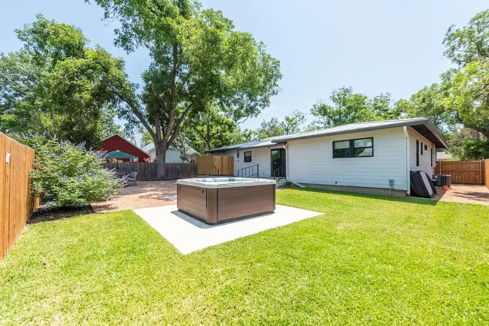 Zander Haus 3 Bedroom Home by RedAwning