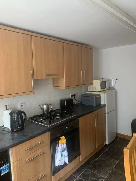 House - Sleeps 4 with Cozy Fireplace