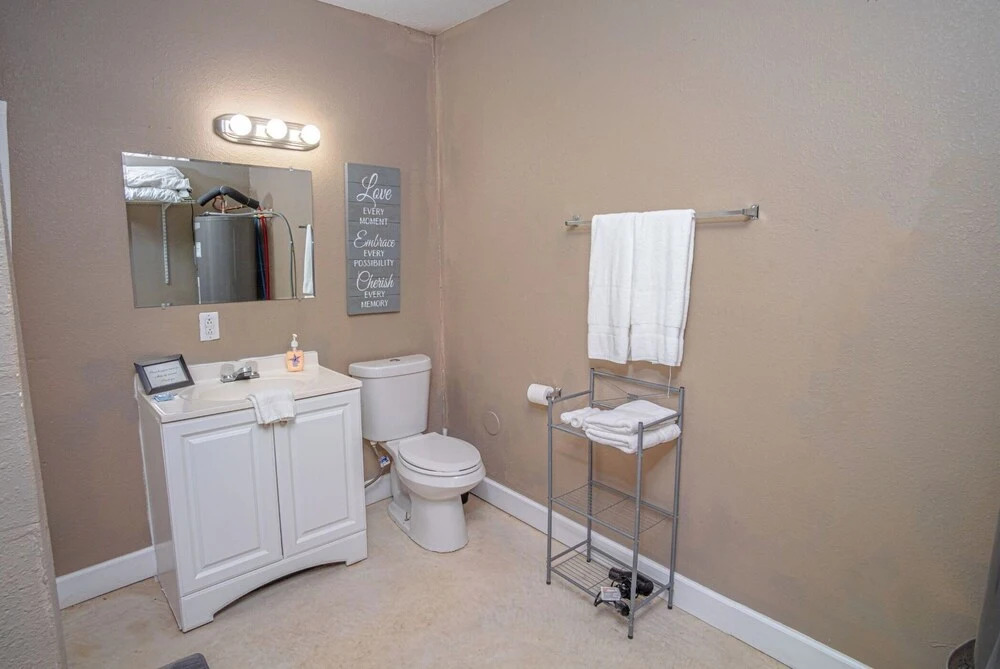 Florida St #B Near Downtown with All Amenities