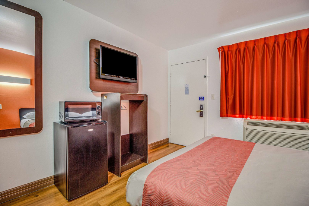 Motel 6-Conroe, TX