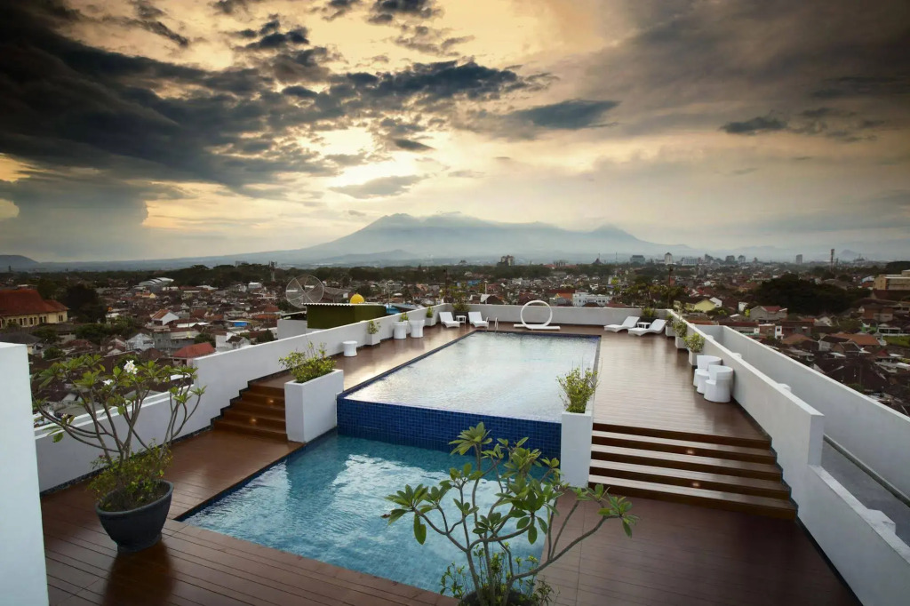 Ascent Hotel and Cafe