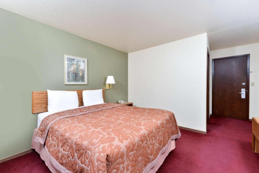 Love Hotels Staples by OYO at HWY 10 MN