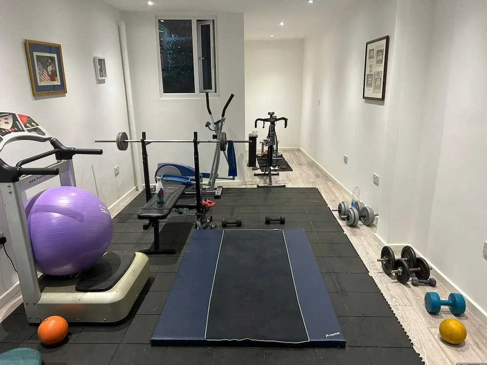 3 Bed House - Sleeps 5 - Sauna - Garden - Gym