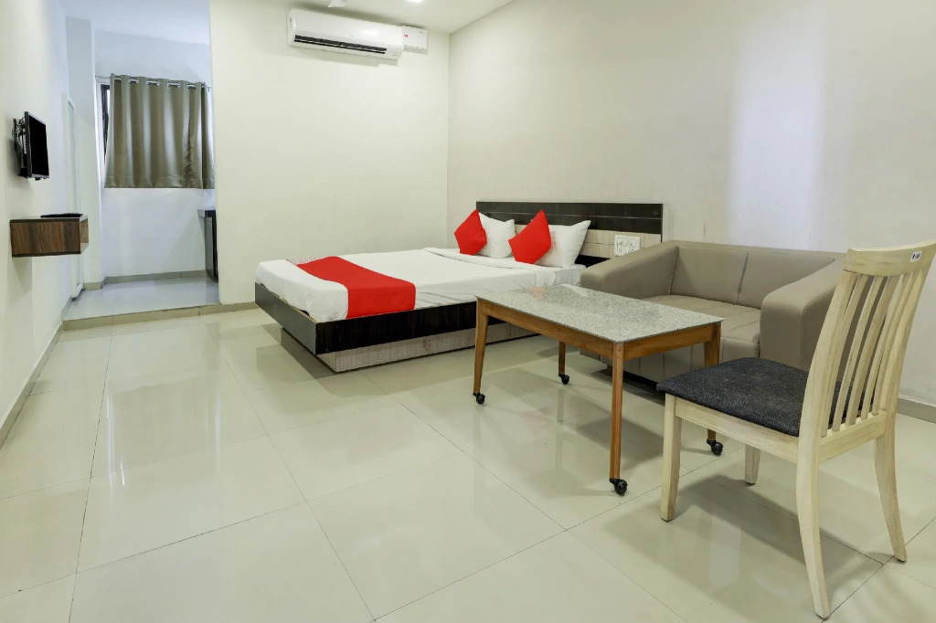 OYO 74642 Hotel Rajmandir