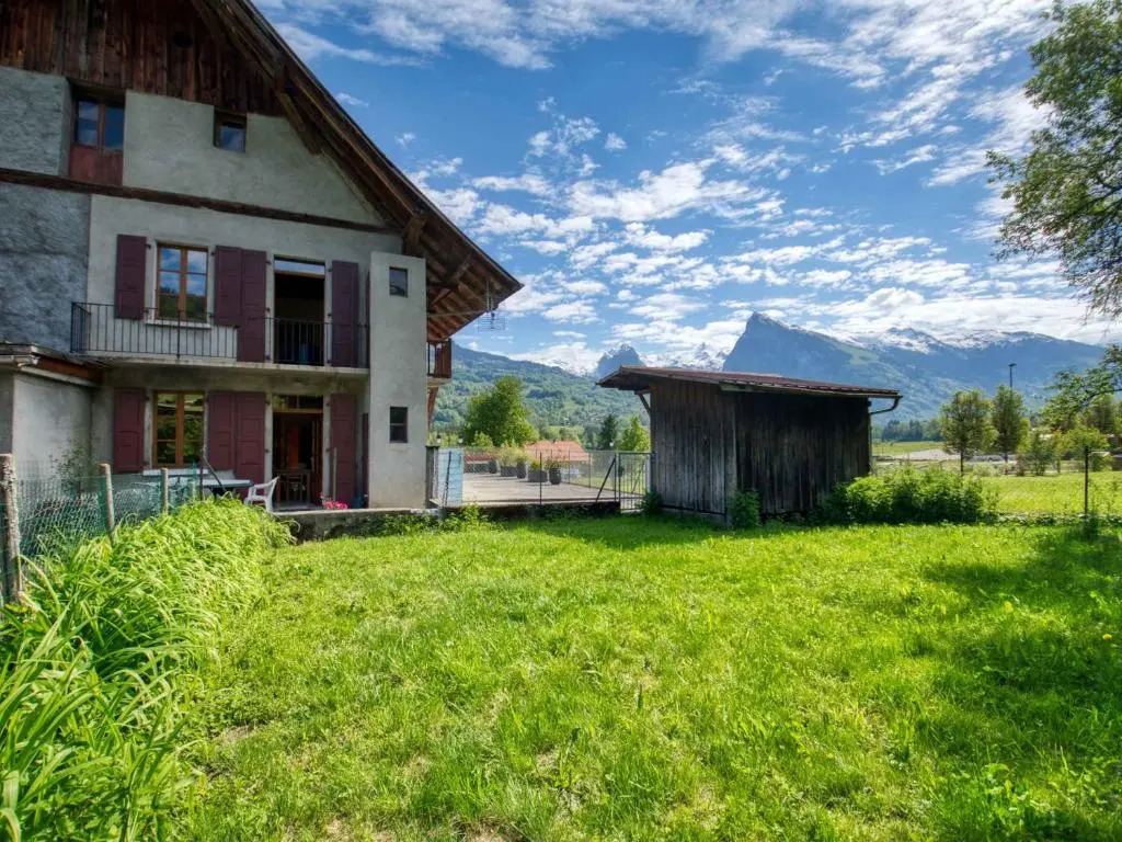 Maison mitoyenne familiale avec 2 appartements - idéal grande famille - FR-1-642-13