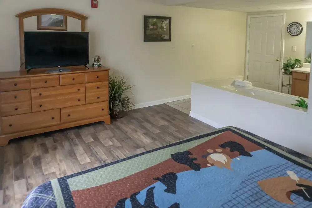 Mtn Views! Walkable Pigeon Forge Retreat w/ Pool