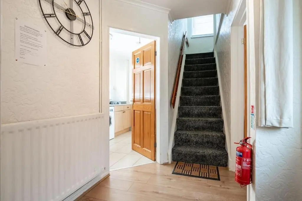 B-ham 20 mins, 10 Beds, M6 J10, Free Secure Onsite Parking