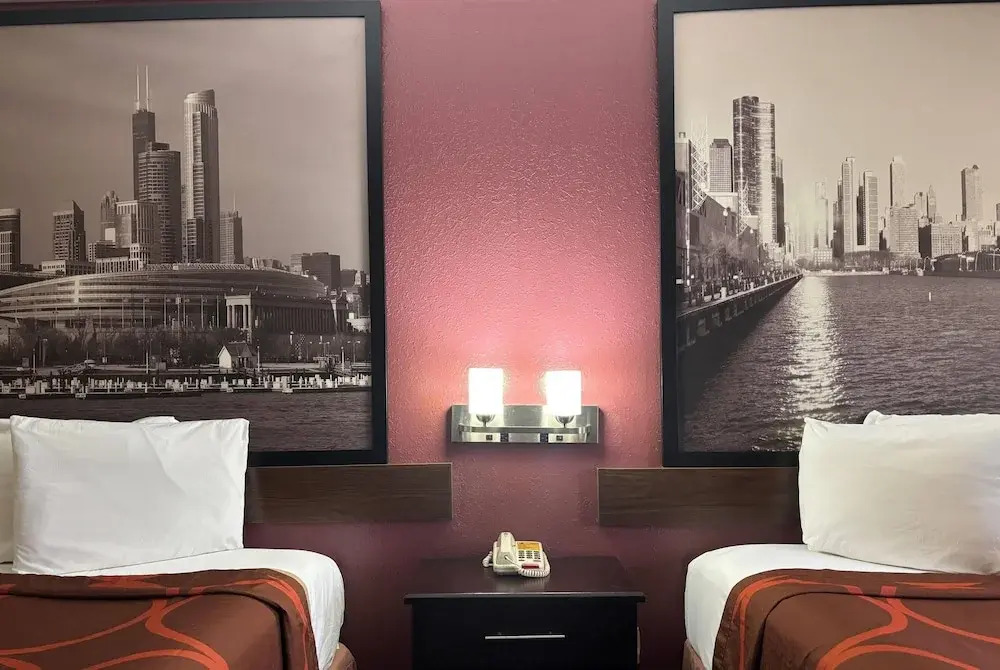 Super 8 by Wyndham Paris IL