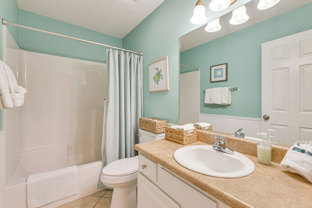 1 Mi From Beach, Private Yard + Community Pools