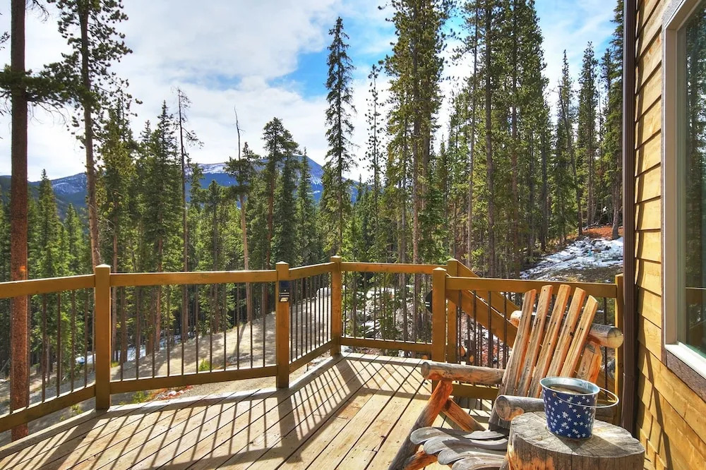 Mountain View Lodge 4 Bedroom Home by RedAwning