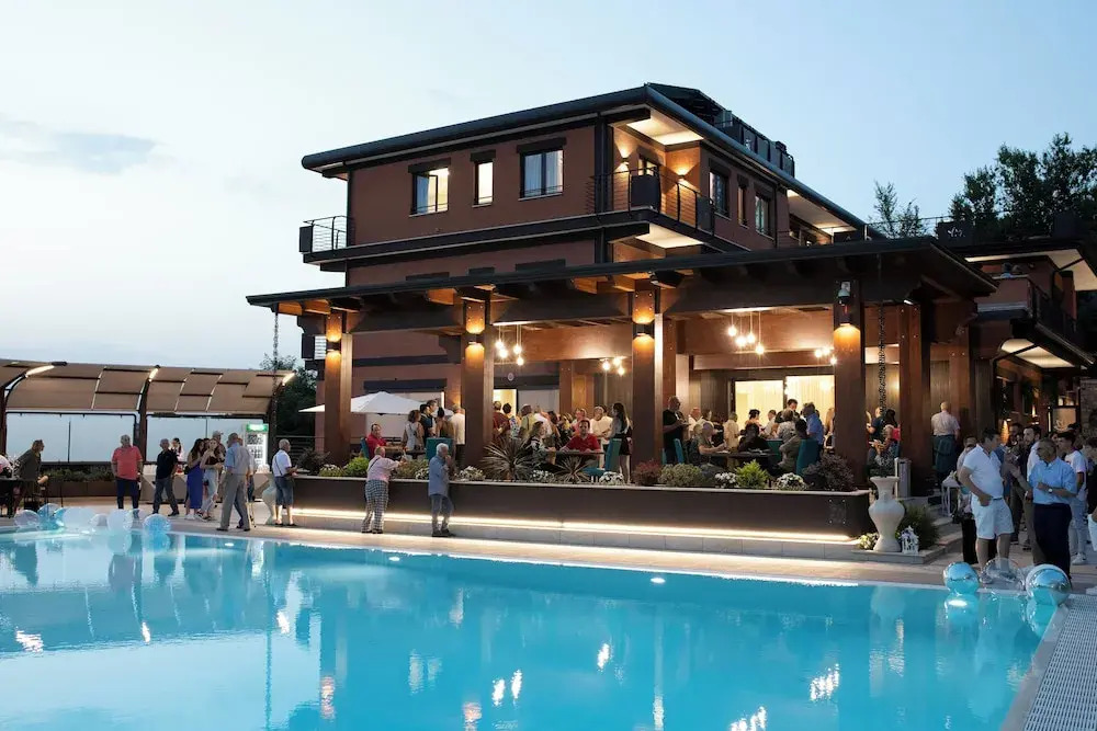 LUAL Bleisure Hotel
