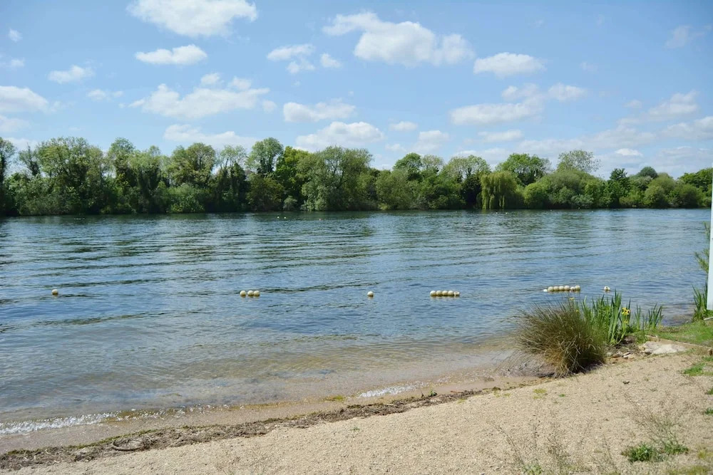 Pet-friendly lakeside house on Spring Lake in the Cotswold Water Park