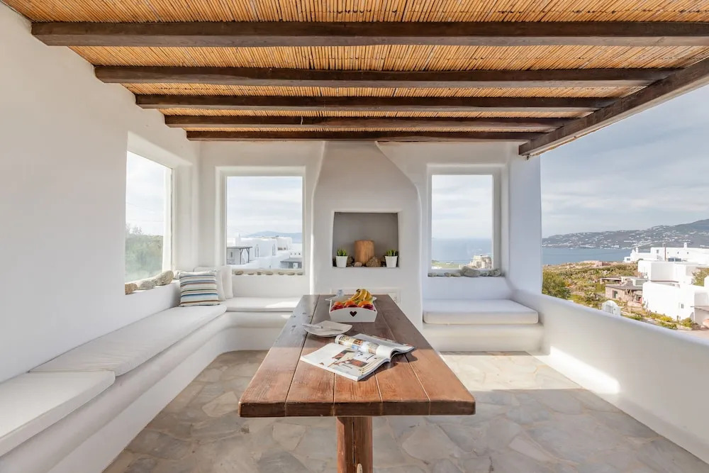 Carmelita Villa with Pool by Stylish Stays