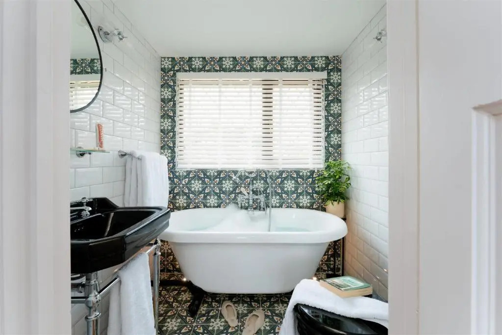 The Spinney - Spectacular views over the bay and close to beach with parking