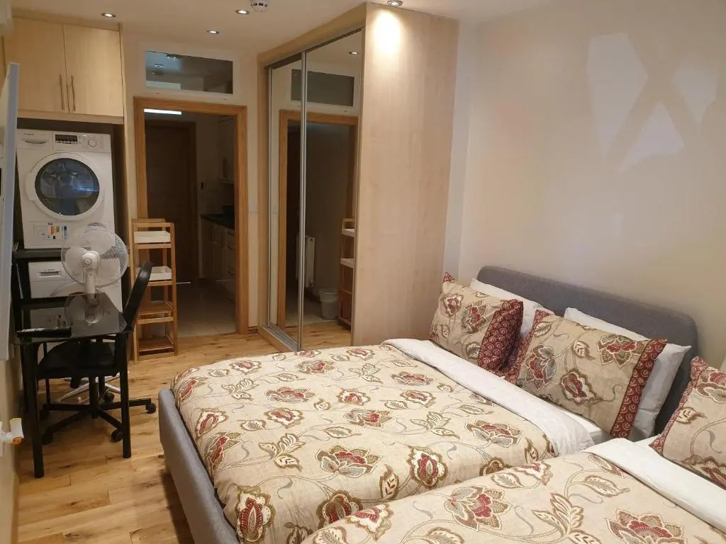 London Luxury Apartments 1min walk from Underground, with FREE PARKING FREE WIFI