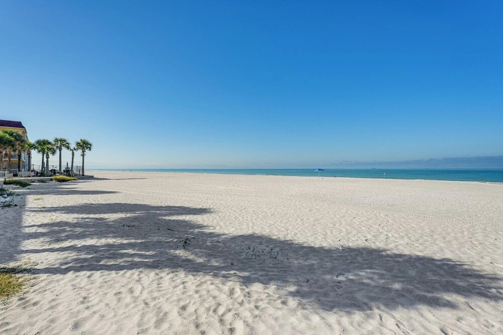 Beachfront! Indian Rocks Beach Condo w/ Balcony