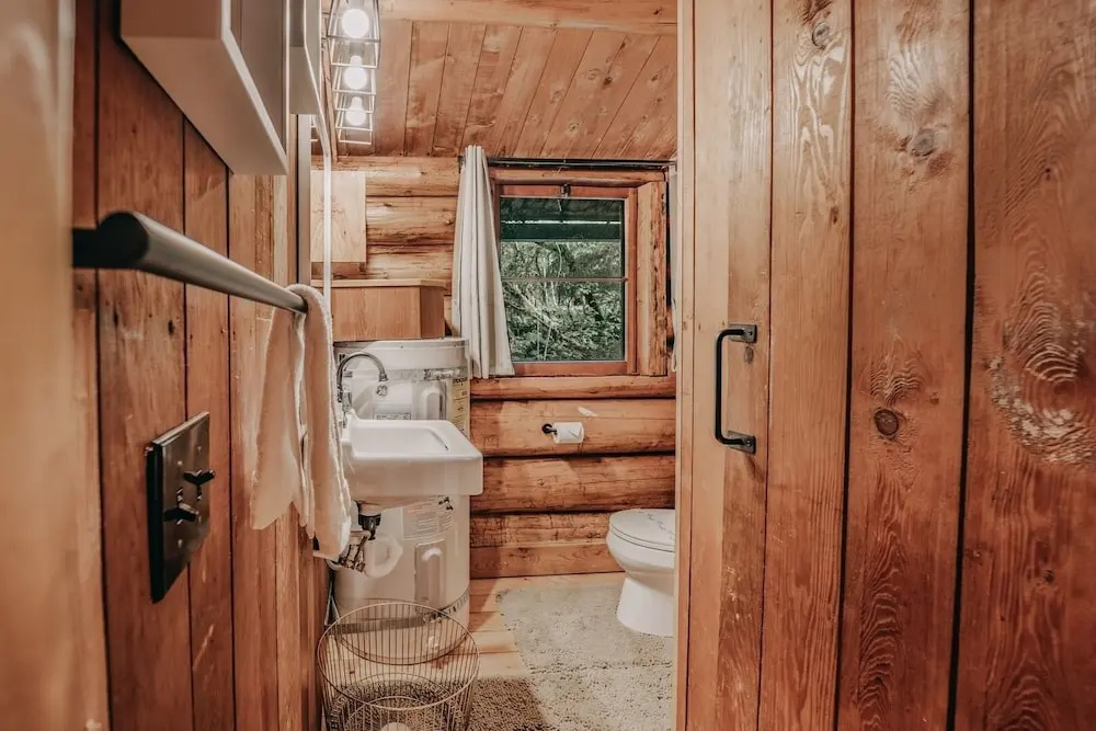 76gs - Genuine Log Cabin - Wifi - Pets Ok - Sleeps 4 2 Bedroom Home by RedAwning