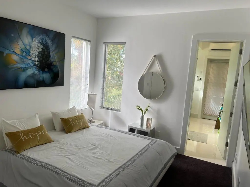 Luxury Villa 4 bed 4 bath on canal access to the Golf 40 min, beach 8 min away