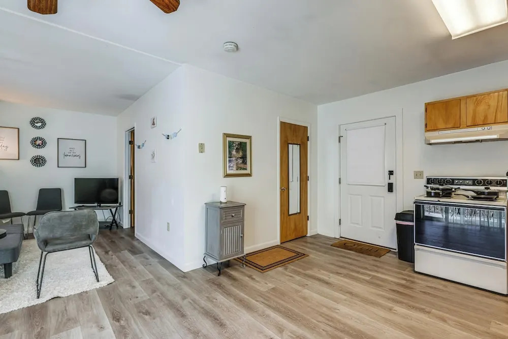 3 Mi to Belmont Stakes! Pet-friendly Home w/ Patio