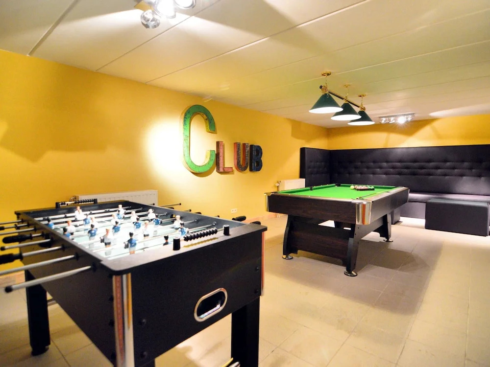 Luxurious Villa with Sauna, Hot Tub, Recreation Room, Large Enclosed Garden