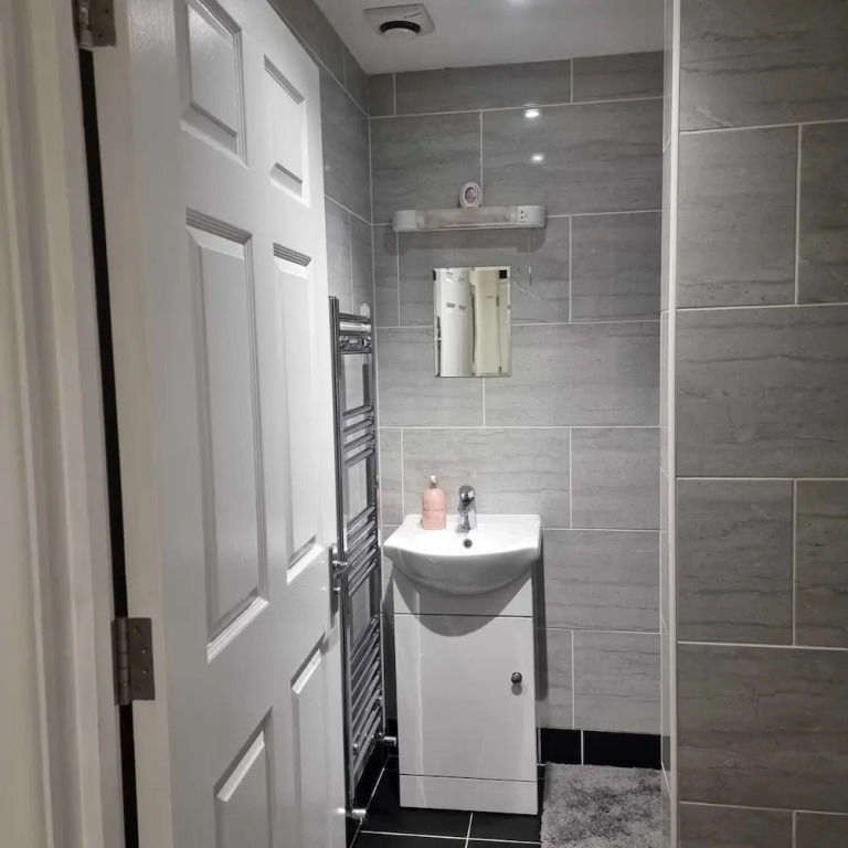 Charming 4-bed House in Enfield North London