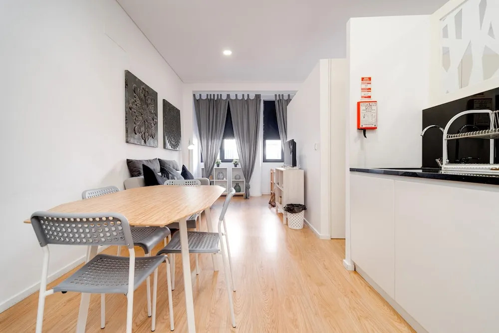 Nomad's Bolhão Market & Metro Station