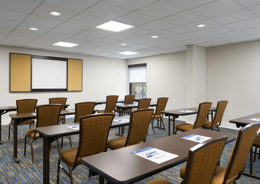 Holiday Inn Express Indianapolis Airport by IHG