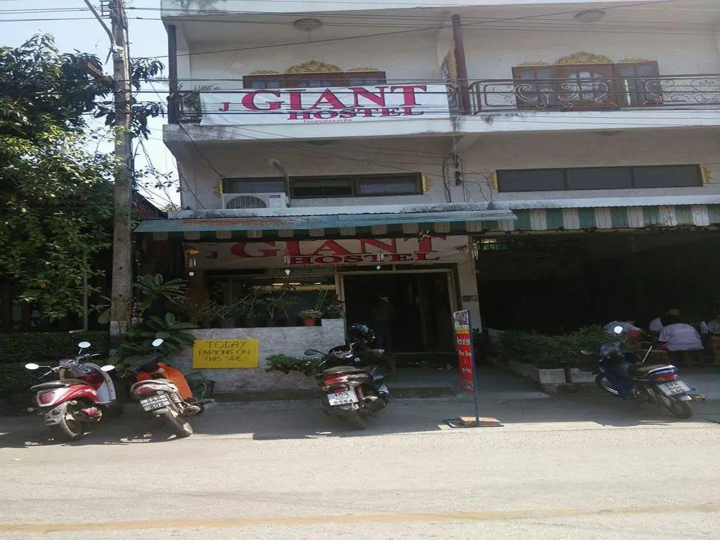 J Giant Hostel