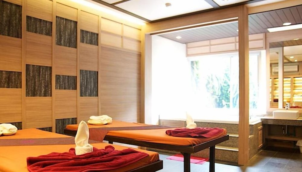 Jolly Suites and Spa Petchkasem