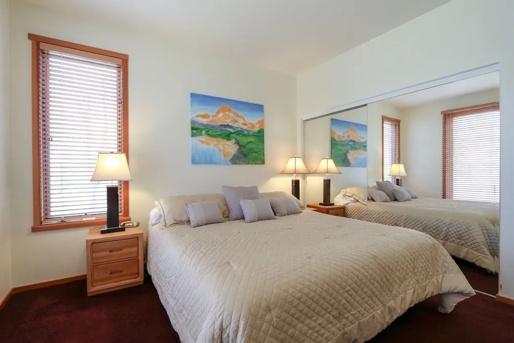 Snowcreek V 999 Mammoth Mountain Views, Private Washer Dryer, Pet-Friendly by RedAwning
