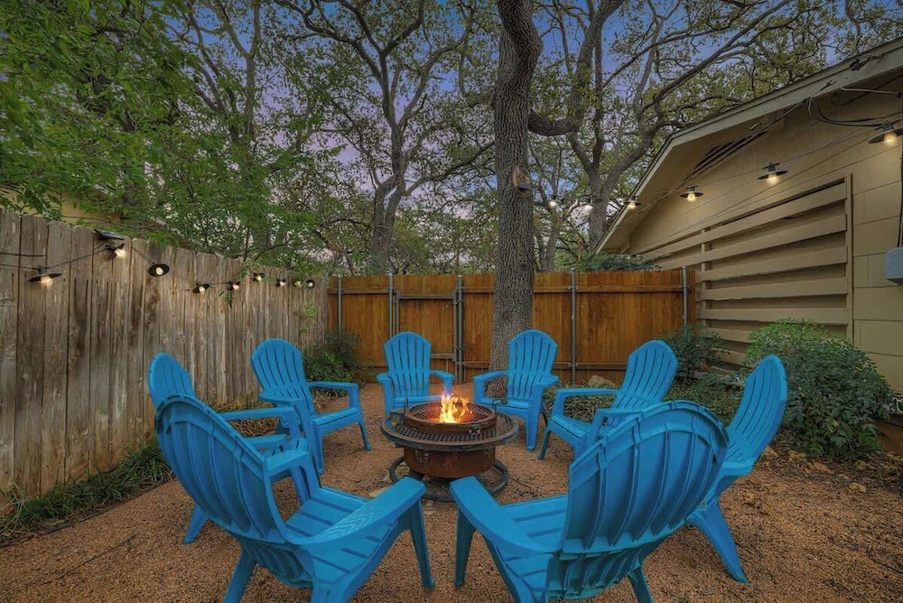 The Billie Goat Haus - Hot Tub -steps to Main St!