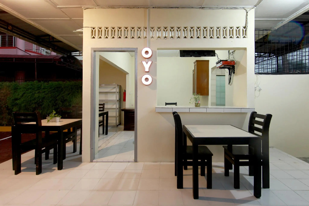 OYO Living 1332 Almonsari Residence