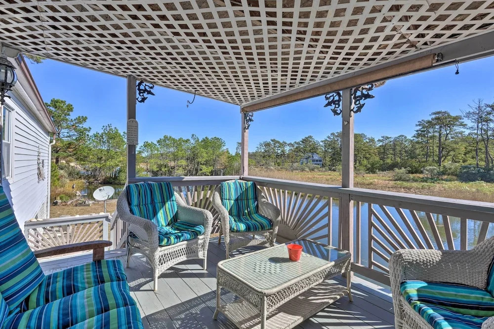 Quaint Chincoteague Island Hideaway w/ 2 Porches!