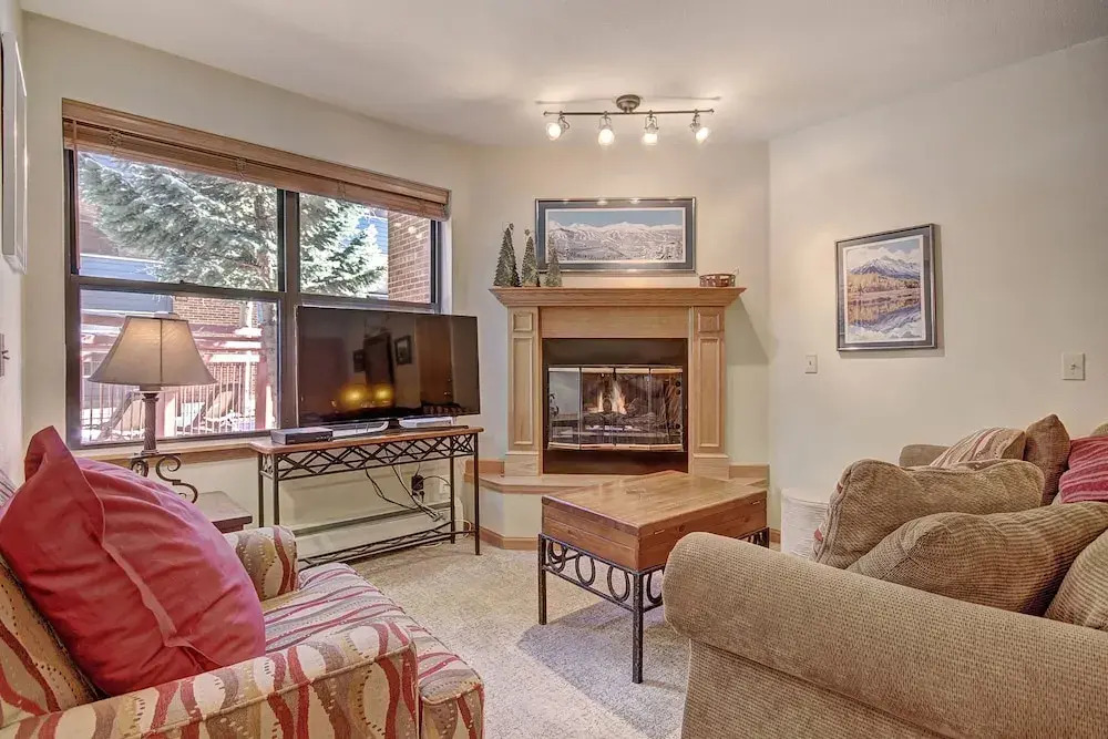 Cozy + Convenient 1br - Just Steps To Vibrant Apres-ski 4ppl 1 Bedroom Condo by RedAwning