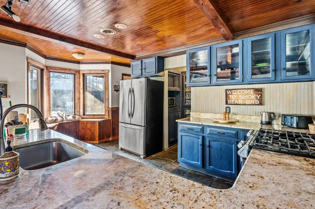 Smoky Bear BnB! Theater, Game Room, Hot Tub, Bar, 5Br 5Ba
