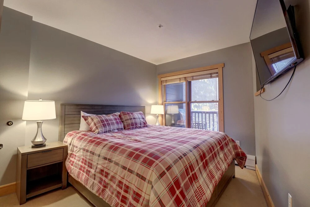Perfect Ski Condo Steps from the Super Bee & Golf Course - CS325 by Redawning