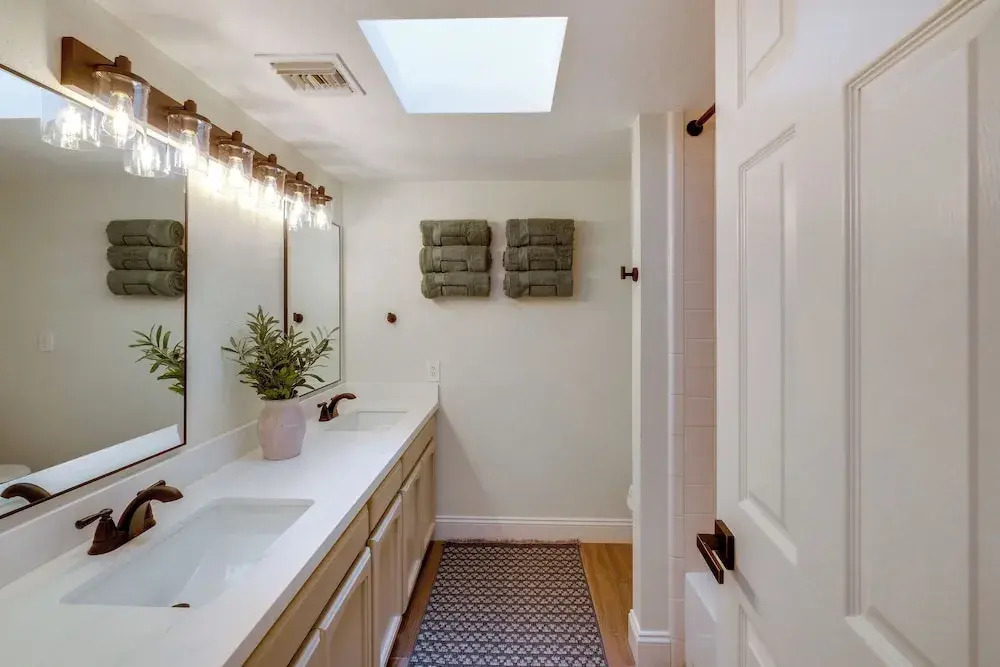 Heated Pool, Game Room: Family Home in Tempe!
