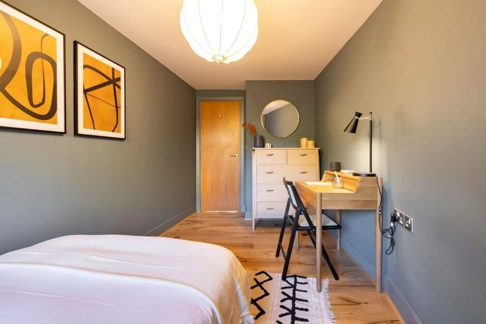 The Crystal Quarters - Modern Bright 2bdr Apartment