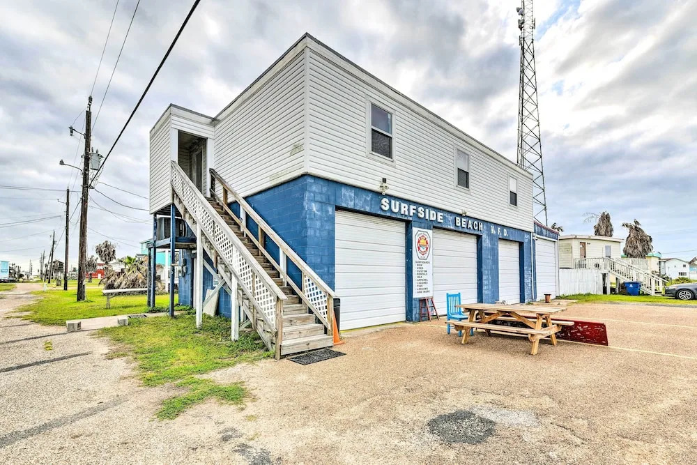 Relaxing Surfside Bunkhouse - Walk to the Beach!