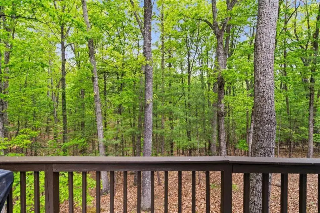 The Gingerbread House: 4 BR chalet, w/ Sunroom/Deck, sleeps 12, modern amenities