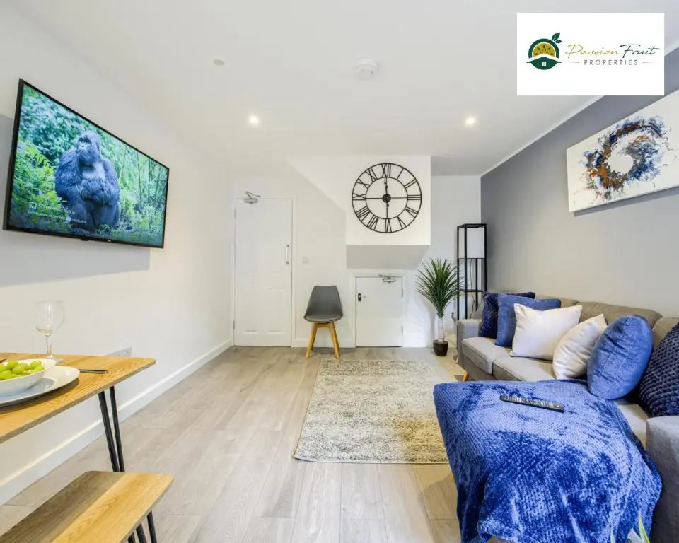 6 Bedroom 6 Bath House By Passionfruitproperties close to Coventry City Centre with garden - RRC