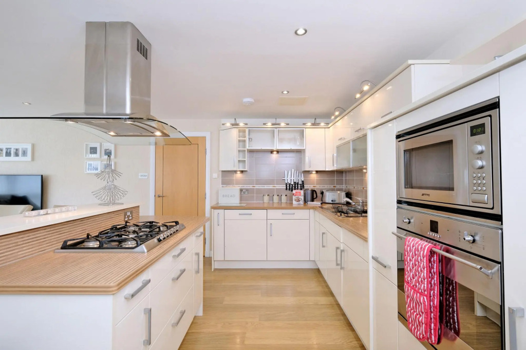 Deluxe and Secure Apartment Close to Aberdeen City Centre