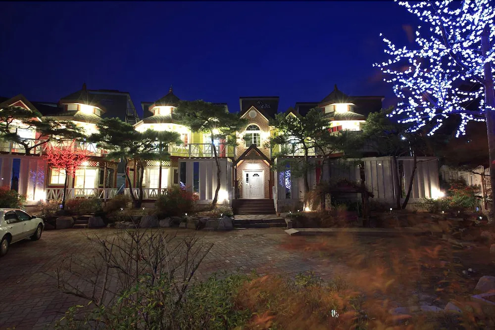 Albescent Poolvilla