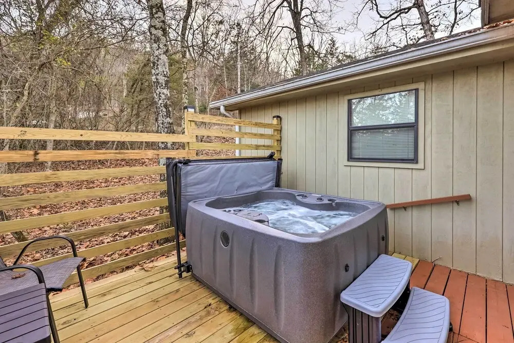 Holiday Island Home: Mountain View + Hot Tub