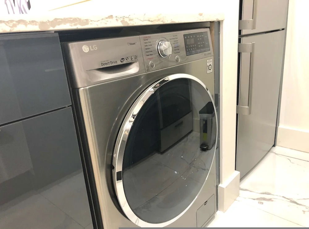 1597-10 New Studio Upper East Side W D in Unit