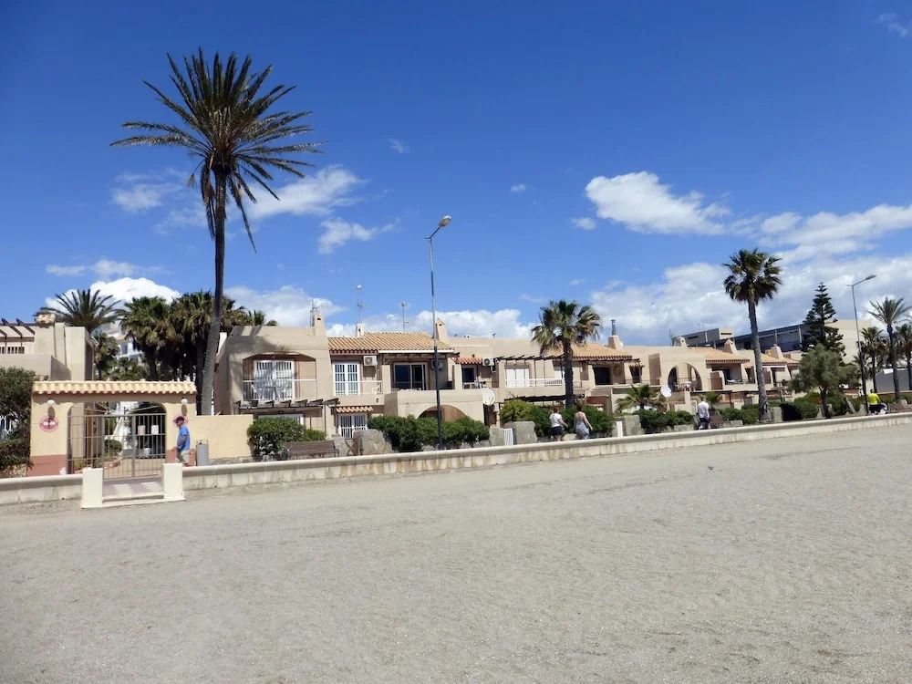 Lovely 2 Bedroom Apartment With Pool
