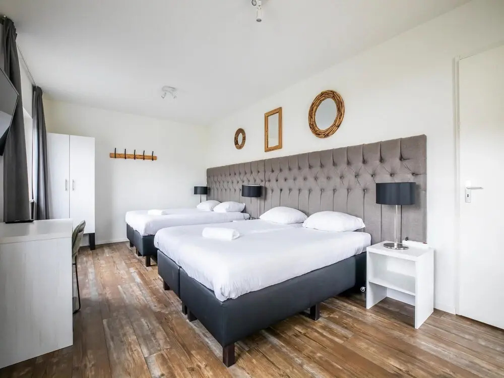 Modern Villa with Large Garden by the Water with Hot Tub & Infrared Sauna