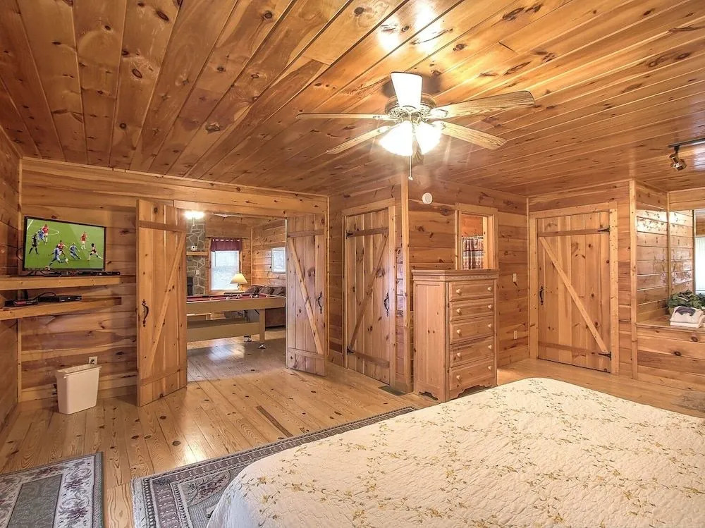 Snuggled In 1 Bedroom 1 Bathroom Cabin